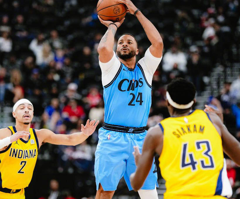 西亚卡姆重要时刻表现优异,快船带队取胜!全场沸腾不已 西亚卡姆重要时刻表现优异,快船带队取胜!全场沸腾不已