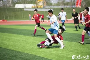 足球比赛现场充满激烈的对抗和挑战英语 足球比赛现场充满激烈的对抗和挑战英语